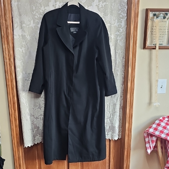 Sophisticated Black Trench Coat with Timeless Silhouette - Picture 1 of 5